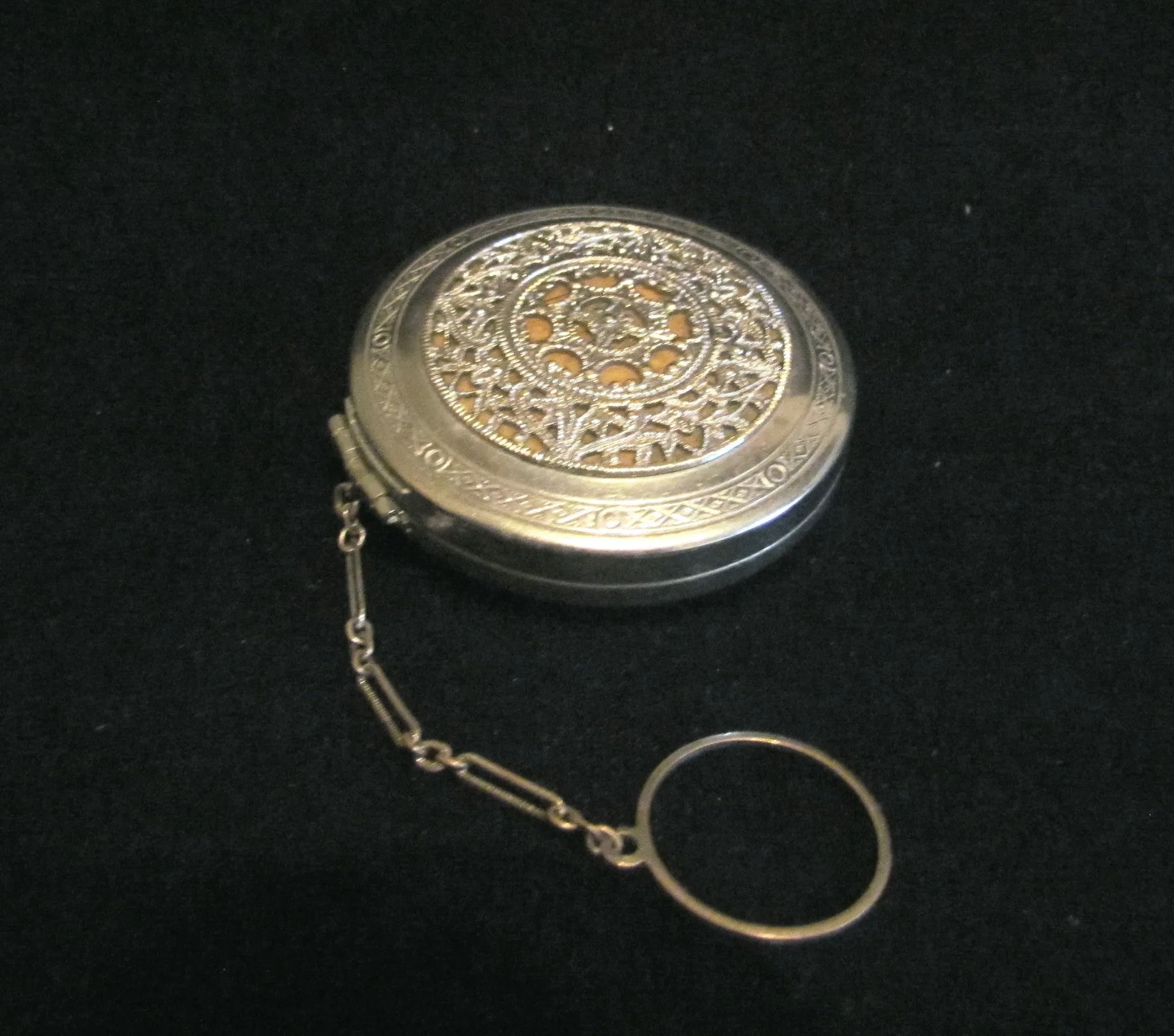 1920s German Silver Filigree Compact Powder And Mirror Finger Ring Compact Purse