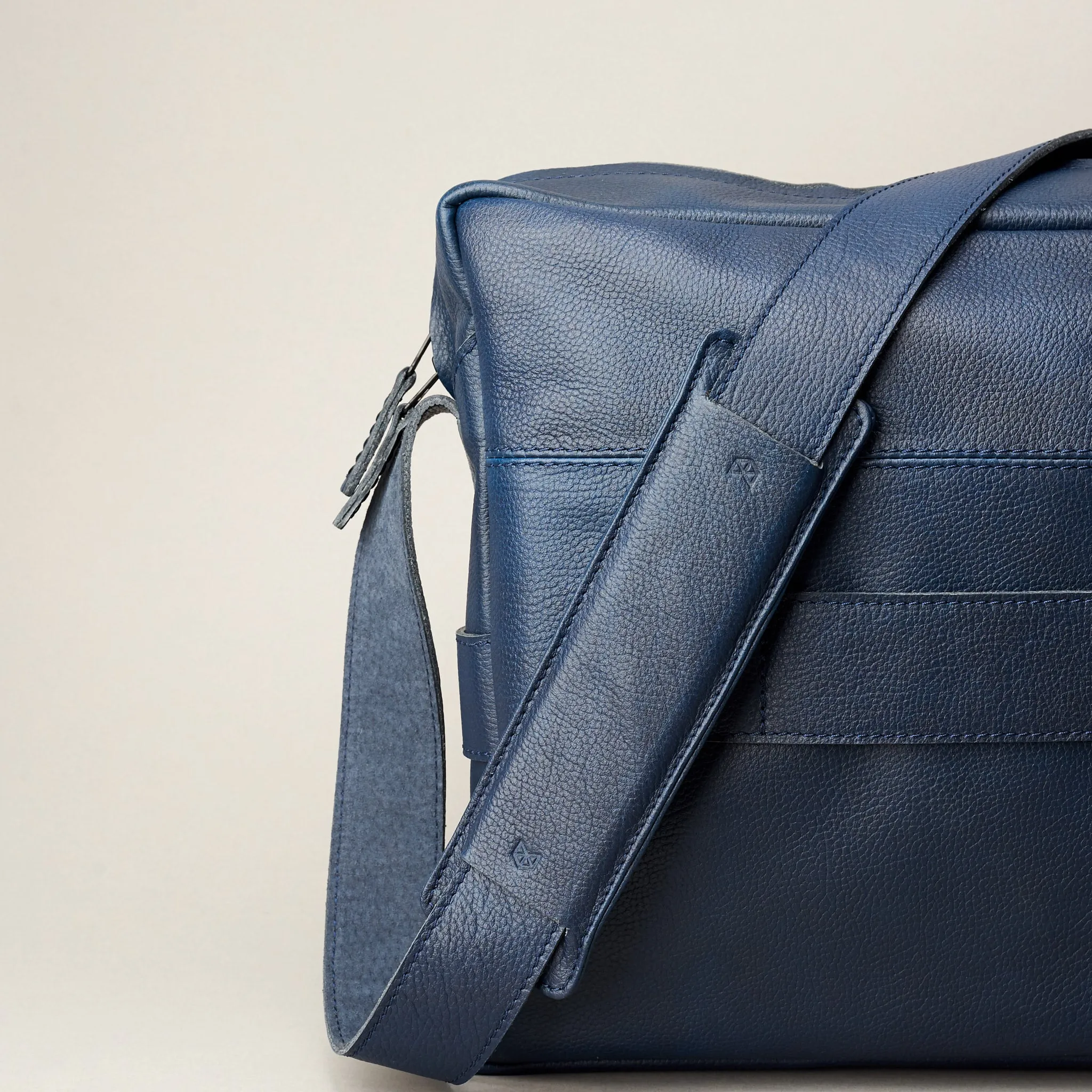 Addox Messenger Bag · Navy