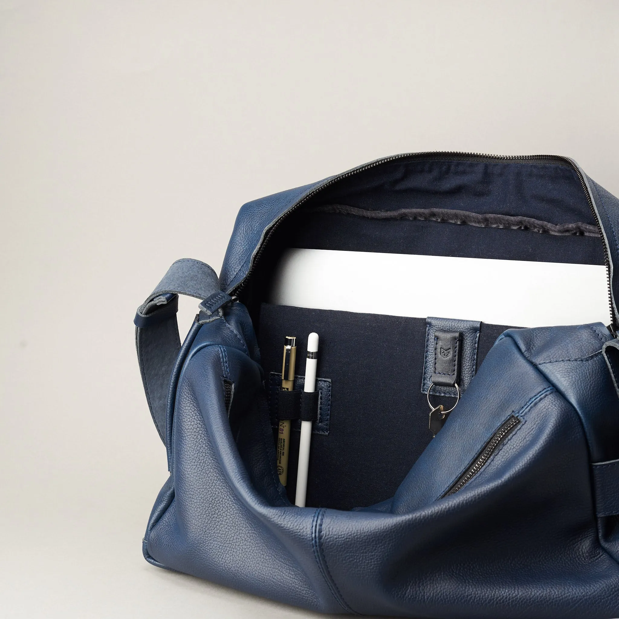 Addox Messenger Bag · Navy