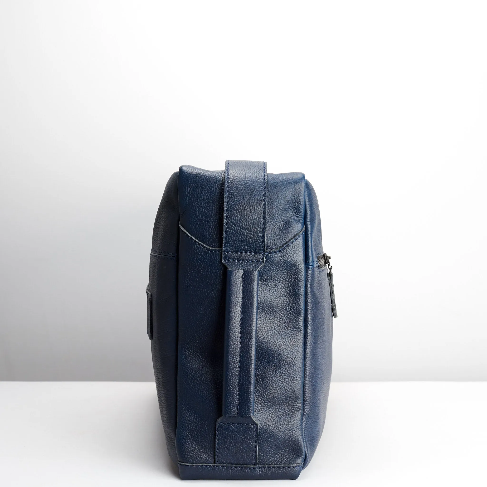 Addox Messenger Bag · Navy