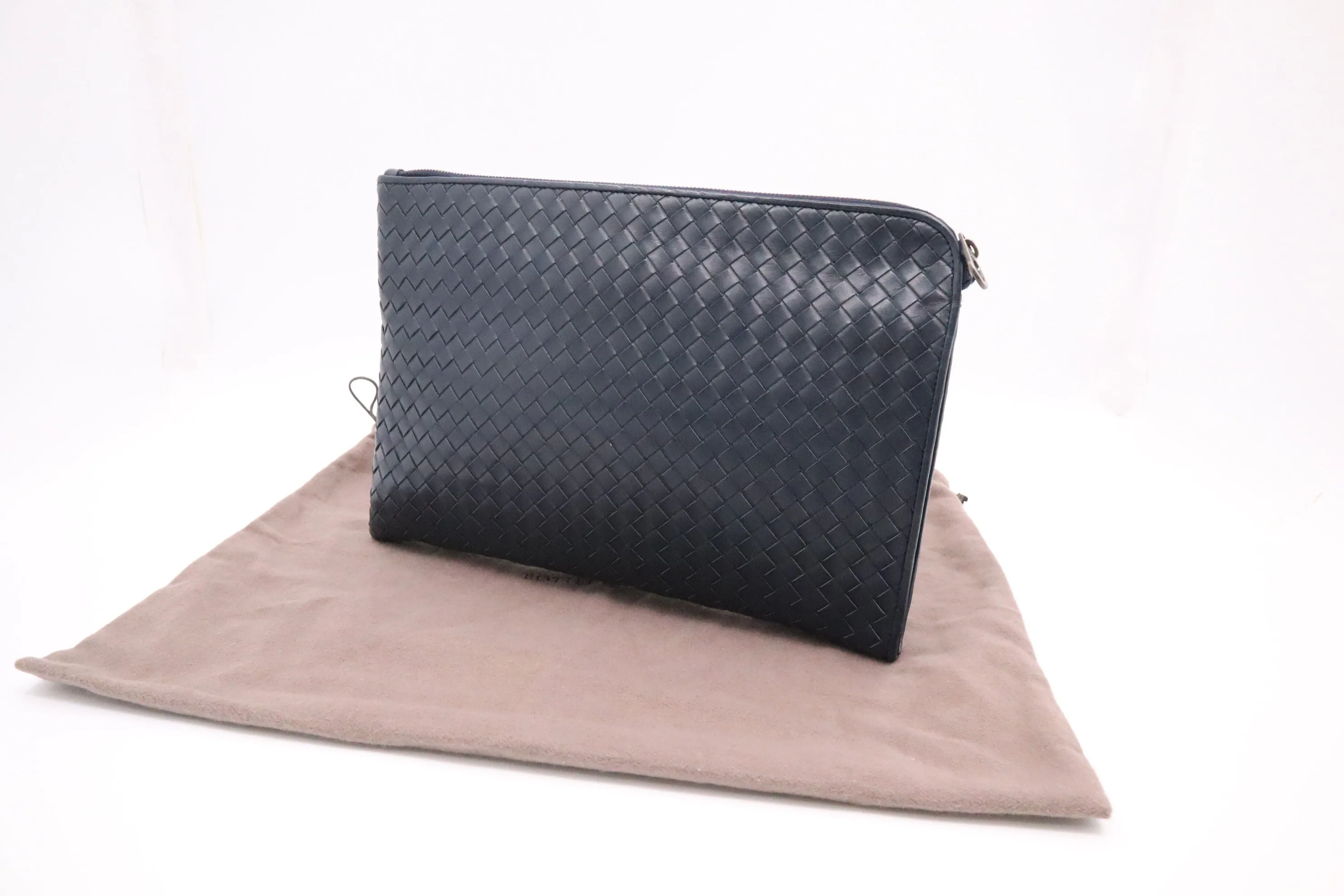 Bottega Veneta Clutch in Navy Blue Intrecciato Leather