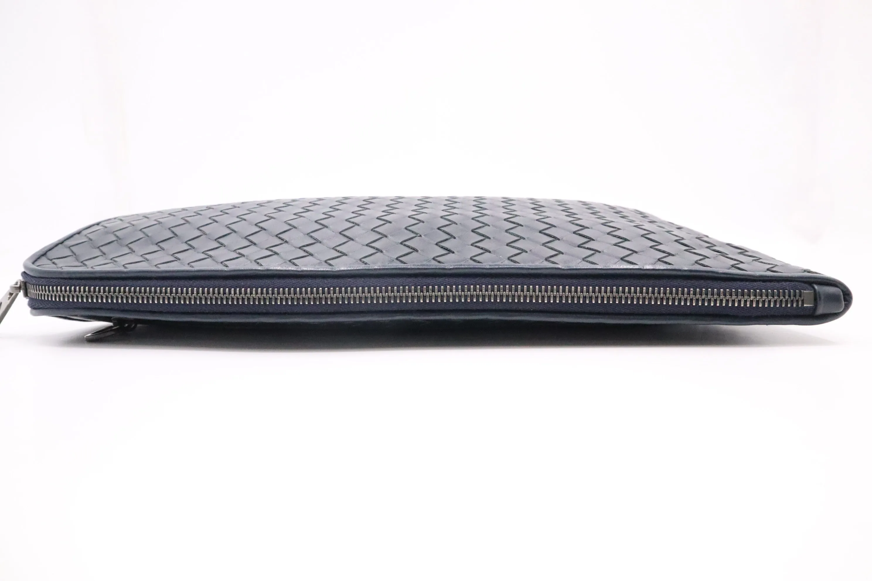 Bottega Veneta Clutch in Navy Blue Intrecciato Leather