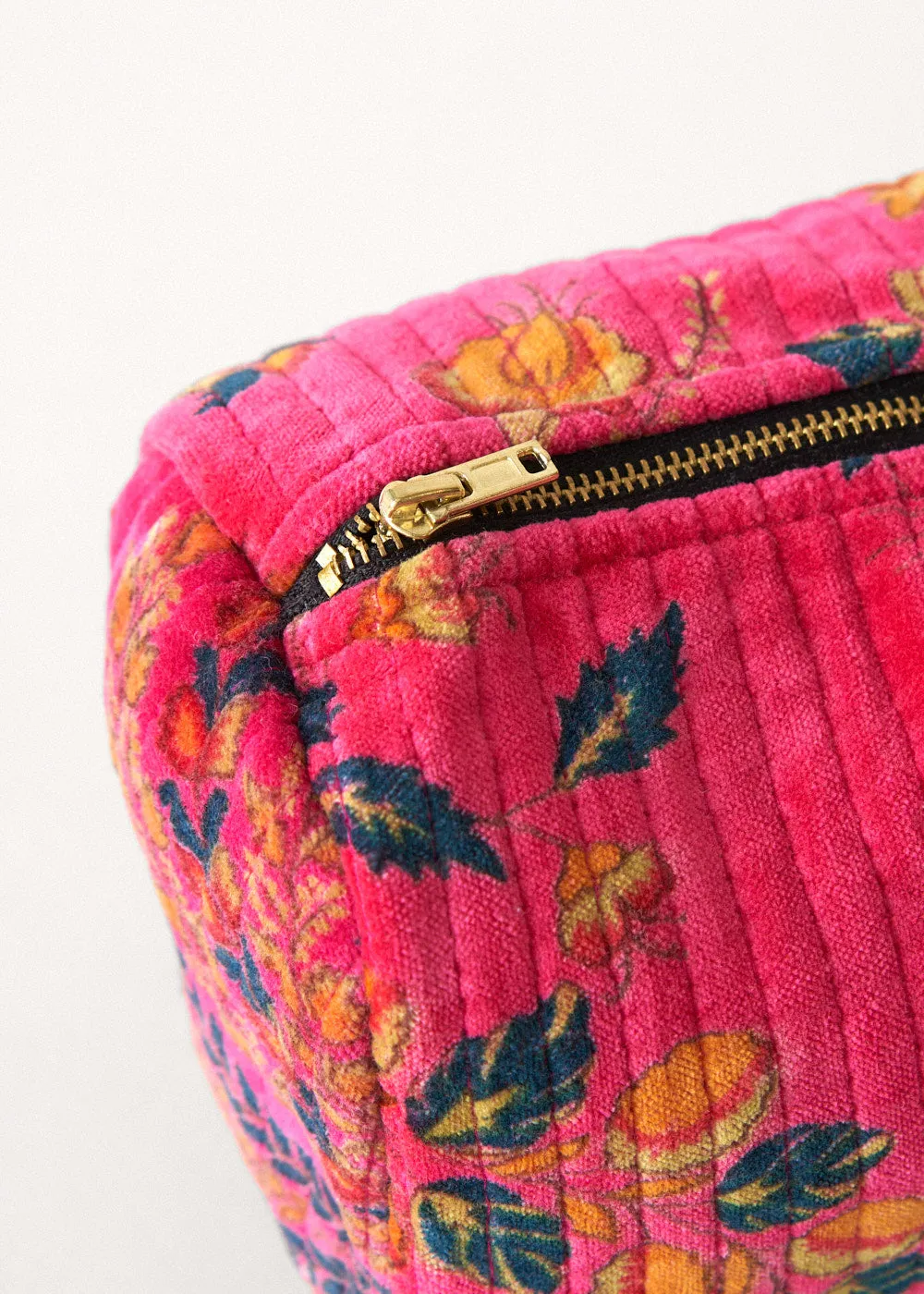 PARVEZ FLORAL VELVET WASH BAG - PINK